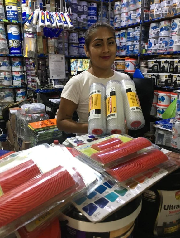 Cliente con rodillos de púas y veteadores en tienda