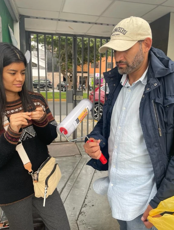 Clientes observando un rodillo de púas