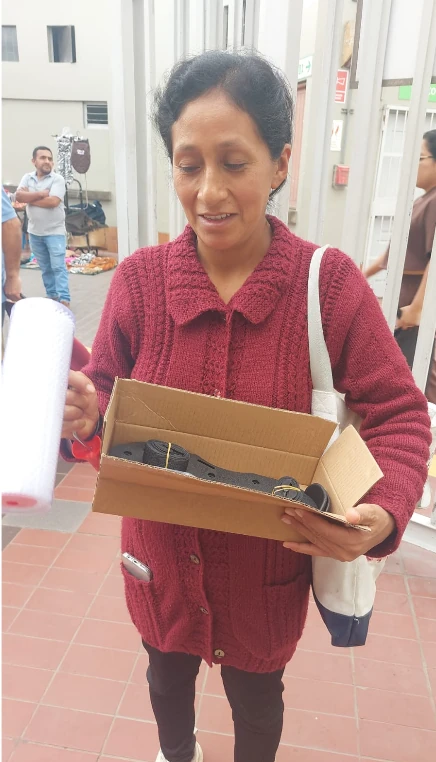 Cliente con rodillo y zapatos de púas